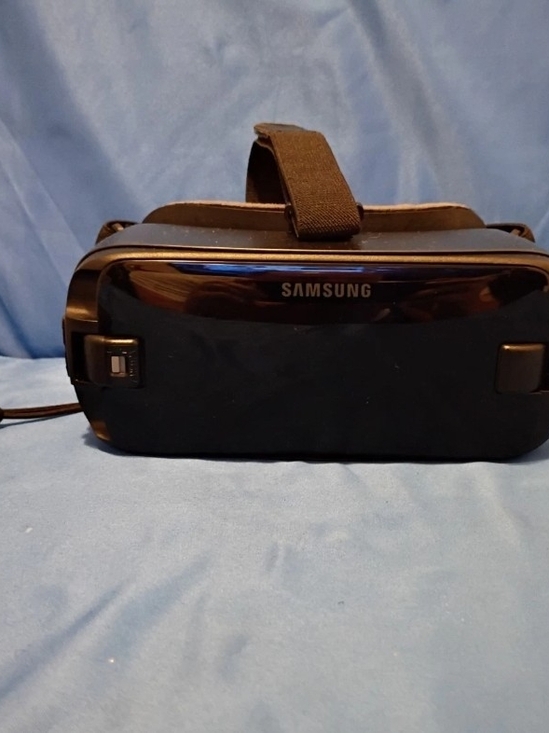 Samsung Other - Samsung Gear VR Black Plastic Smartphone VR Headset with Controller for Oculus
